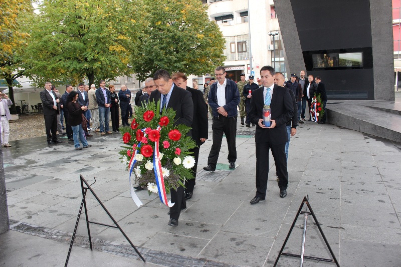U povodu Dana neovisnosti položeni vijenci kod Spomenika hrvatske pobjede