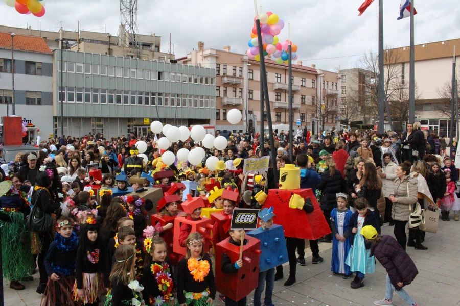 Održan Kninski karneval sa preko 1000 maski, spaljen Zvonko Wi-fi