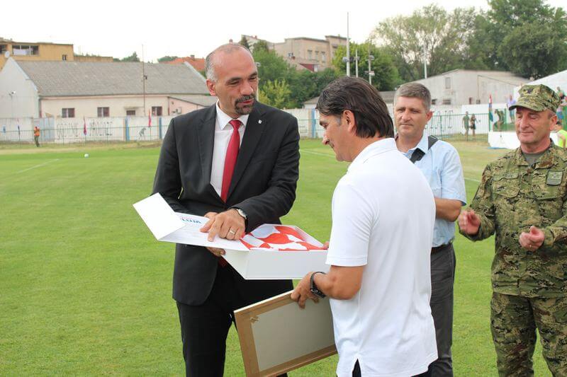 Odigrane revijalne utakmice na stadionu NK Dinara; gradonačelnik Marko Jelić uručio prigodan dar izborniku Vatrenih Zlatku Daliću