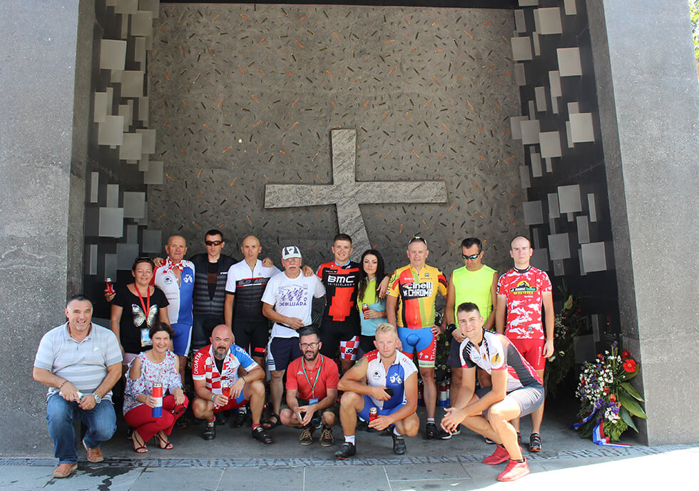 Sudionici 9. memorijalnog biciklističkog ultramaratona Vukovar – Knin – Dubrovnik zapalili svijeće kod spomenika ‘Oluja 95’