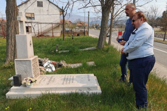 Gradska uprava položila cvijeće i zapalila svijeću na grobu prvog izabranog gradonačelnika Grada Knina