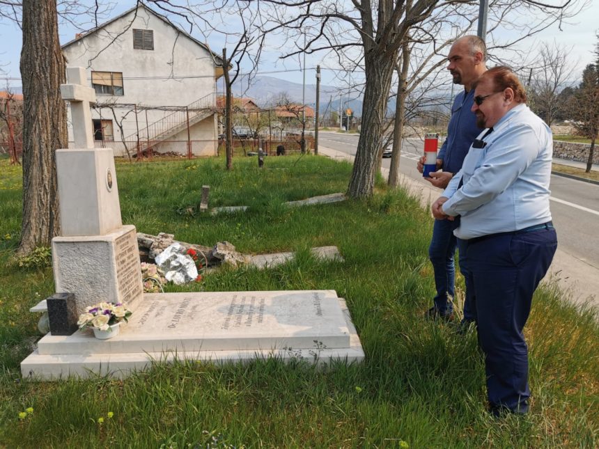 Gradska uprava položila cvijeće i zapalila svijeću na grobu prvog izabranog gradonačelnika Grada Knina