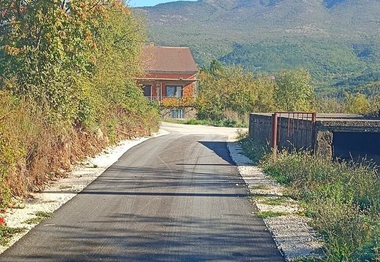 Asfaltiranje ceste za zaseok Klicovi u Golubiću