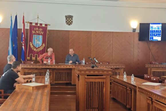 Gradonačelnik Ćaćić predstavio jedinstvenu mobilnu aplikaciju MojKnin, za informiranje i komunikaciju sa građanima