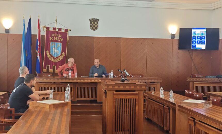 Gradonačelnik Ćaćić predstavio jedinstvenu mobilnu aplikaciju MojKnin, za informiranje i komunikaciju sa građanima