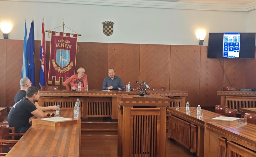 Gradonačelnik Ćaćić predstavio jedinstvenu mobilnu aplikaciju MojKnin, za informiranje i komunikaciju sa građanima Gradonačelnik Ćaćić predstavio jedinstvenu mobilnu aplikaciju MojKnin, za informiranje i komunikaciju sa građanima