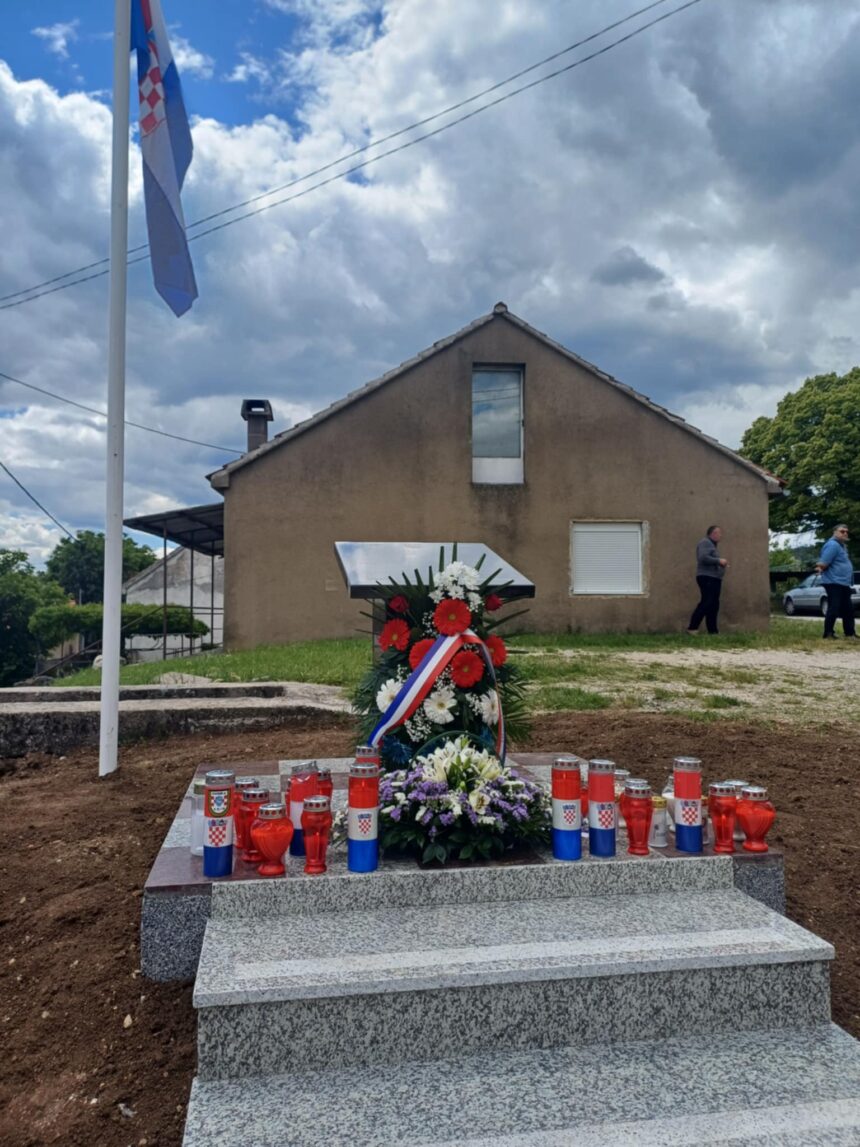 Otkriveno spomen-obilježje Jošku Ćaćiću Begu, tragično stradalom na početku Domovinskog rata