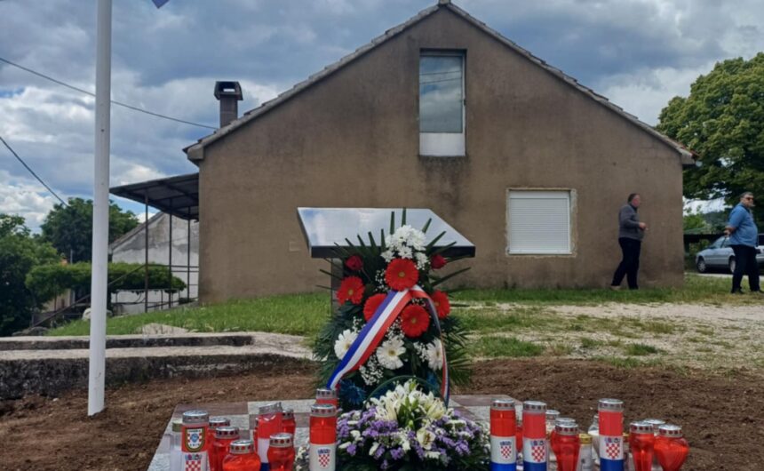 Otkriveno spomen-obilježje Jošku Ćaćiću Begu, tragično stradalom na početku Domovinskog rata Otkriveno spomen-obilježje Jošku Ćaćiću Begu, tragično stradalom na početku Domovinskog rata