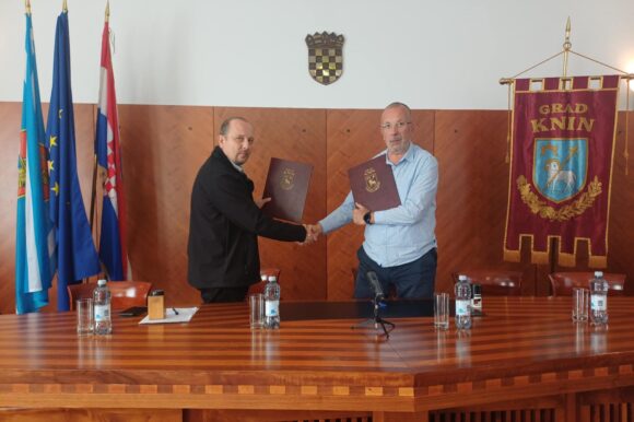 Grad Knin i Srednja strukovna škola kralja Zvonimira potpisali Ugovor o poslovno-tehničkoj suradnji Grad Knin i Srednja strukovna škola kralja Zvonimira potpisali Ugovor o poslovno-tehničkoj suradnji