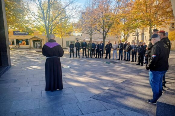 Povodom blagdana Svih svetih položen vijenac i upaljene svijeće