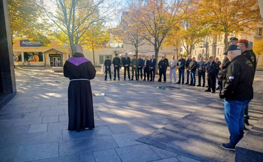 Povodom blagdana Svih svetih položen vijenac i upaljene svijeće Povodom blagdana Svih svetih položen vijenac i upaljene svijeće