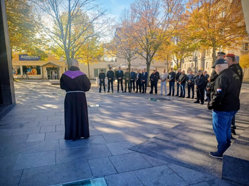 Povodom blagdana Svih svetih položen vijenac i upaljene svijeće Povodom blagdana Svih svetih položen vijenac i upaljene svijeće