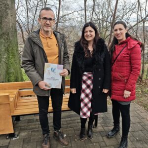 Prva klupa za dojenje i prematanje beba u Kninu – mjesto mira, bliskosti i podrške Prva klupa za dojenje i prematanje beba u Kninu – mjesto mira, bliskosti i podrške