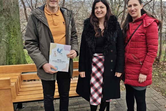 Prva klupa za dojenje i prematanje beba u Kninu – mjesto mira, bliskosti i podrške