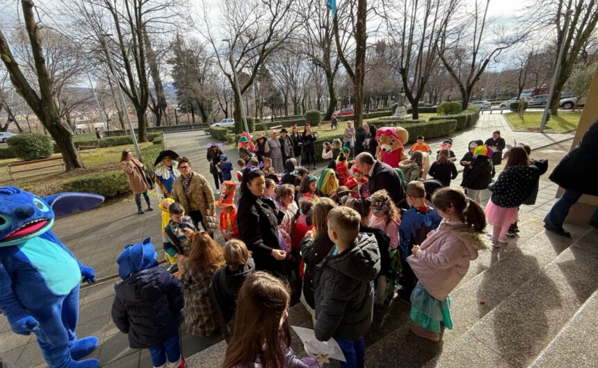 🎭 Maškare preuzele vlast u gradu Kninu 🎭 🎭 Maškare preuzele vlast u gradu Kninu 🎭
