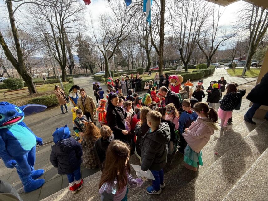 🎭 Maškare preuzele vlast u gradu Kninu 🎭