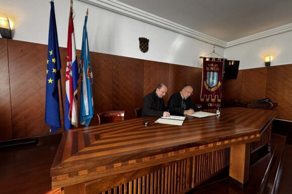 Grad Knin i Srednja strukovna škola Kralja Zvonimira Knin potpisali ugovor o suradnji Grad Knin i Srednja strukovna škola Kralja Zvonimira Knin potpisali ugovor o suradnji