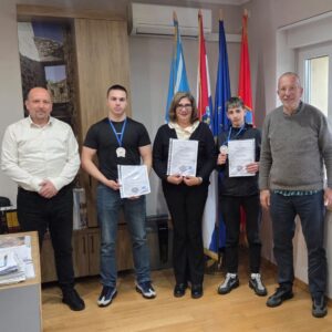 Prijem kod gradonačelnika za uspješne kninske učenike Prijem kod gradonačelnika za uspješne kninske učenike