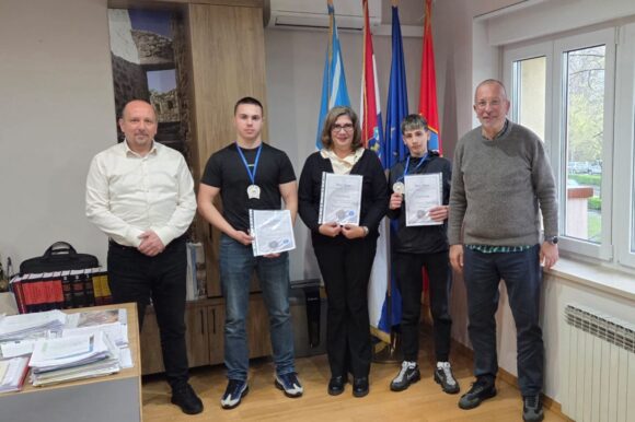 Prijem kod gradonačelnika za uspješne kninske učenike Prijem kod gradonačelnika za uspješne kninske učenike