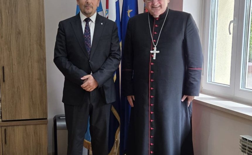 Kanonska vizitacija mons. Tomislava Rogića, biskupa Šibenske biskupije Kanonska vizitacija mons. Tomislava Rogića, biskupa Šibenske biskupije
