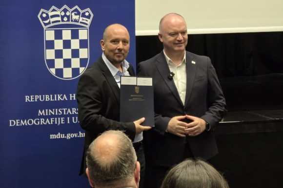Svečano uručenje ugovora o dodjeli bespovratnih sredstava Svečano uručenje ugovora o dodjeli bespovratnih sredstava
