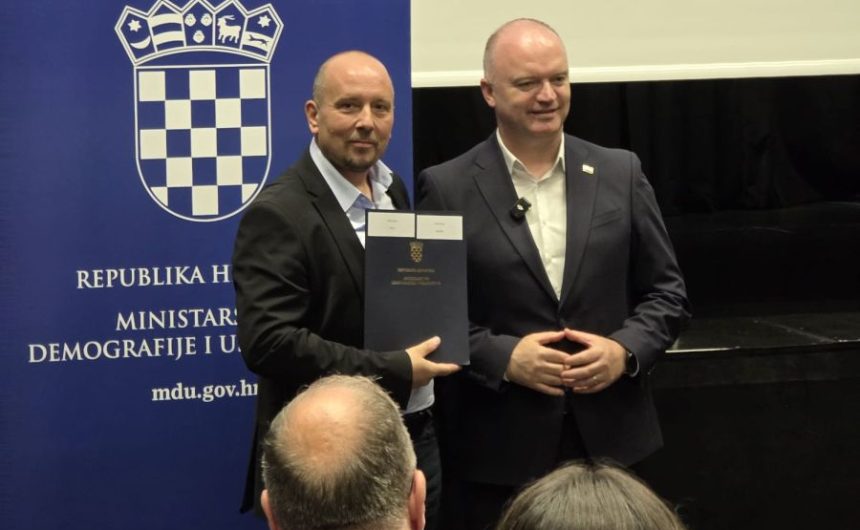 Svečano uručenje ugovora o dodjeli bespovratnih sredstava Svečano uručenje ugovora o dodjeli bespovratnih sredstava