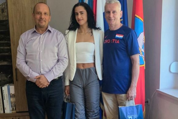 Prijem kod gradonačelnika za Danielu Jelić, prvakinju Hrvatske u skoku u dalj Prijem kod gradonačelnika za Danielu Jelić, prvakinju Hrvatske u skoku u dalj