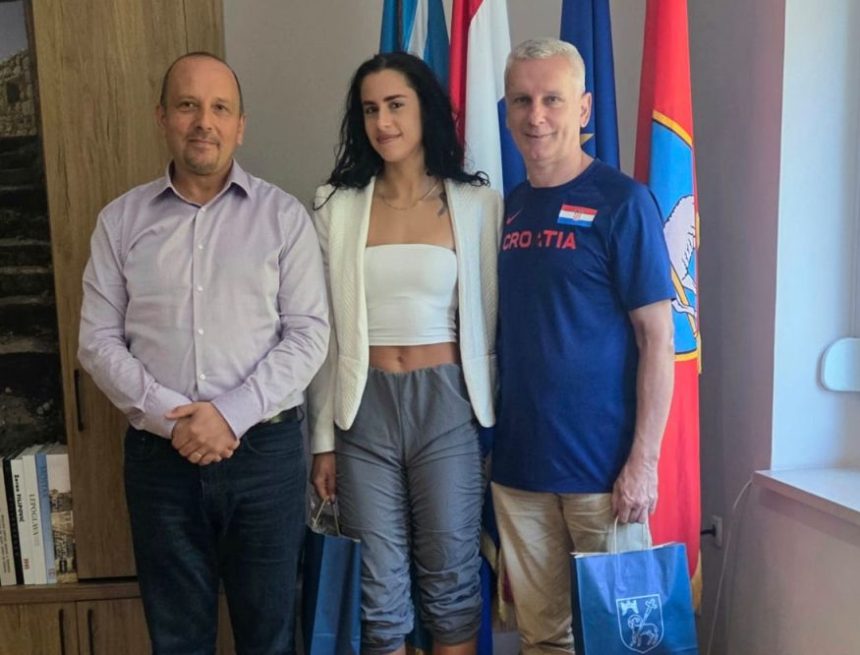 Prijem kod gradonačelnika za Danielu Jelić, juniorsku prvakinju Hrvatske u skoku u dalj