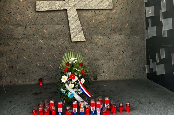 Povodom blagdana Svih svetih i Dušnog dana položen vijenac i upaljene svijeće Povodom blagdana Svih svetih i Dušnog dana položen vijenac i upaljene svijeće