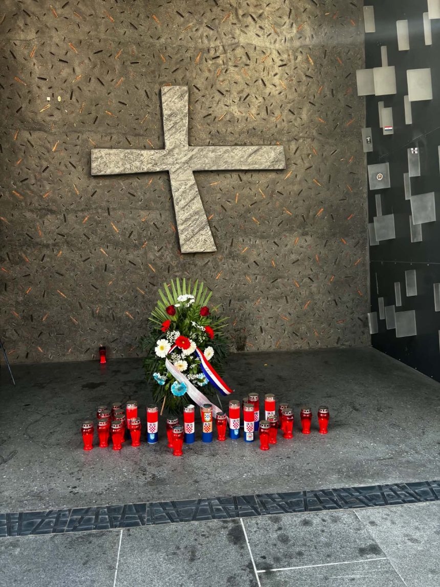 Povodom blagdana Svih svetih i Dušnog dana položen vijenac i upaljene svijeće Povodom blagdana Svih svetih i Dušnog dana položen vijenac i upaljene svijeće