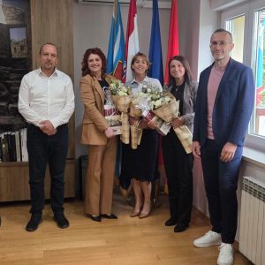 SVEČANI PRIJEM KOD GRADONAČELNIKA ZA TRI KNINSKE PROSVJETNE DJELATNICE, NAGRAĐENE MEĐU 518 NAJUSPJEŠNIJIH ODGOJNO-OBRAZOVNIH DJELATNIKA U HRVATSKOJ 2025./2026. SVEČANI PRIJEM KOD GRADONAČELNIKA ZA TRI KNINSKE PROSVJETNE DJELATNICE, NAGRAĐENE MEĐU 518 NAJUSPJEŠNIJIH ODGOJNO-OBRAZOVNIH DJELATNIKA U HRVATSKOJ 2025./2026.