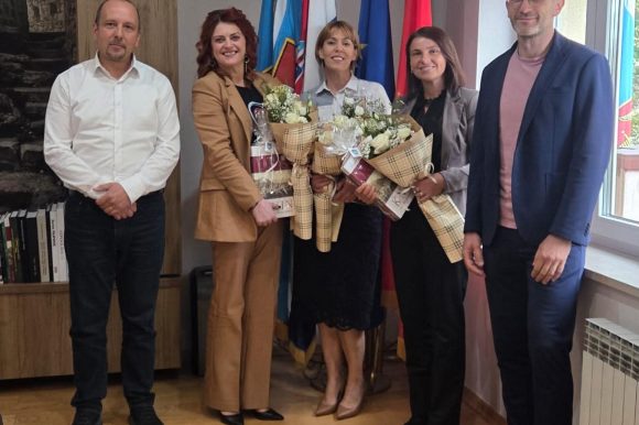 SVEČANI PRIJEM KOD GRADONAČELNIKA ZA TRI KNINSKE PROSVJETNE DJELATNICE, NAGRAĐENE MEĐU 518 NAJUSPJEŠNIJIH ODGOJNO-OBRAZOVNIH DJELATNIKA U HRVATSKOJ 2025./2026.