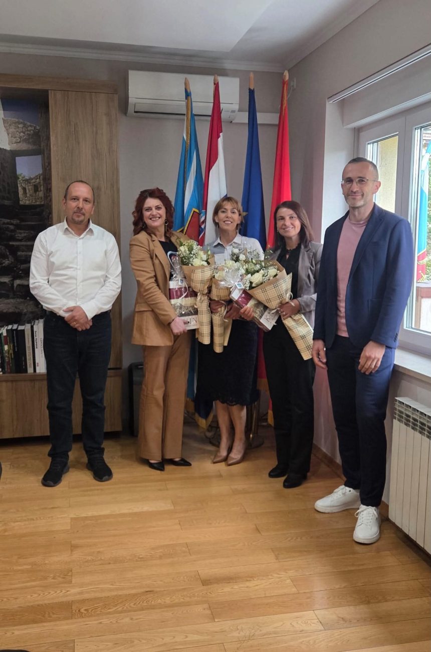 SVEČANI PRIJEM KOD GRADONAČELNIKA ZA TRI KNINSKE PROSVJETNE DJELATNICE, NAGRAĐENE MEĐU 518 NAJUSPJEŠNIJIH ODGOJNO-OBRAZOVNIH DJELATNIKA U HRVATSKOJ 2025./2026.