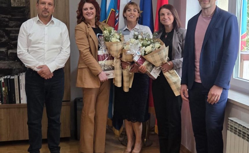 SVEČANI PRIJEM KOD GRADONAČELNIKA ZA TRI KNINSKE PROSVJETNE DJELATNICE, NAGRAĐENE MEĐU 518 NAJUSPJEŠNIJIH ODGOJNO-OBRAZOVNIH DJELATNIKA U HRVATSKOJ 2025./2026.